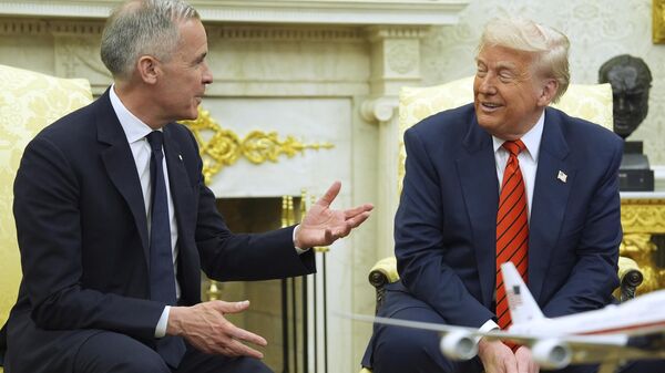 El primer ministro canadiense, Mark Carney, junto al presidente de EEUU, Donald Trump, en la Oficina Oval de la Casa Blanca durante su encuentro este 6 de mayo. - Sputnik Mundo