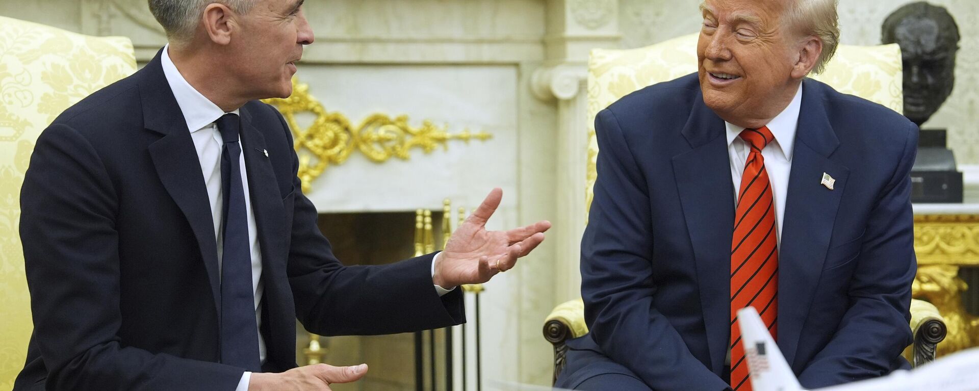 El primer ministro canadiense, Mark Carney, junto al presidente de EEUU, Donald Trump, en la Oficina Oval de la Casa Blanca durante su encuentro este 6 de mayo. - Sputnik Mundo, 1920, 07.05.2025