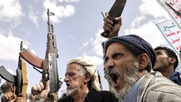 Simpatizantes de los hutíes durante una manifestación antiisraelí en Saná, Yemen (imagen referencial) - Sputnik Mundo