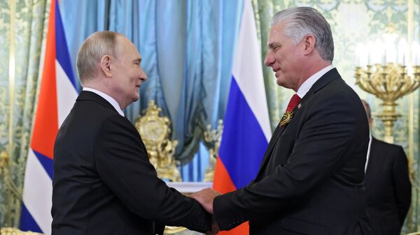 La reunión del presidente ruso, Vladímir Putin, y el presidente de Cuba, Miguel Díaz-Canel - Sputnik Mundo