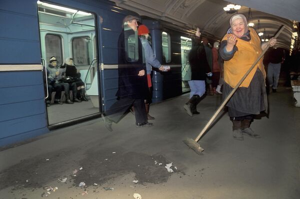 Una trabajadora del metro de Moscú barre el andén de la estación Oktiabrskaya, 1995. Una trabajadora del metro de Moscú barre el andén de la estación Oktiabrskaya, 1995. - Sputnik Mundo