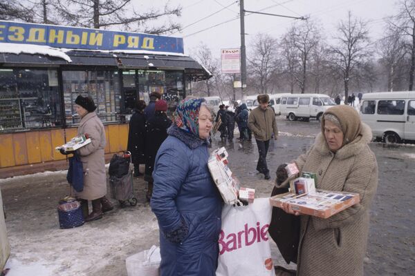 Venta ambulante de productos del tabaco en las calles de Moscú, 1997. Venta ambulante de productos del tabaco en las calles de Moscú, 1997. - Sputnik Mundo