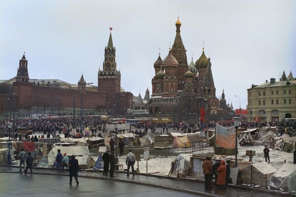 Una ciudad de tiendas de campaña entre la Plaza Roja y el Hotel Rossiya, 1990. Una ciudad de tiendas de campaña entre la Plaza Roja y el Hotel Rossiya, 1990. - Sputnik Mundo