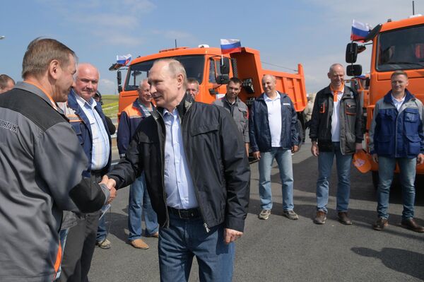 Putin durante una conversación en el kilómetro cero con los constructores del puente de Crimea, 2018. Putin durante una conversación en el kilómetro cero con los constructores del puente de Crimea, 2018. - Sputnik Mundo