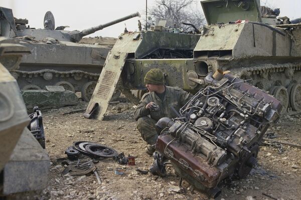 Un soldado ruso repara material militar, 2000. Un soldado ruso repara material militar, 2000. - Sputnik Mundo