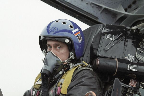 El presidente ruso en funciones, Vladímir Putin, en la cabina de un caza-interceptor Su-27 tras un vuelo de Krasnodar a Chechenia para entregar condecoraciones a paracaidistas rusos, 2000. El presidente ruso en funciones, Vladímir Putin, en la cabina de un caza-interceptor Su-27 tras un vuelo de Krasnodar a Chechenia para entregar condecoraciones a paracaidistas rusos, 2000. - Sputnik Mundo