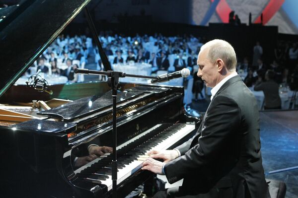 El primer ministro ruso, Vladímir Putin, toca el piano en un concierto benéfico en el Palacio de Hielo de San Petersburgo. El primer ministro ruso, Vladímir Putin, toca el piano en un concierto benéfico en el Palacio de Hielo de San Petersburgo. - Sputnik Mundo