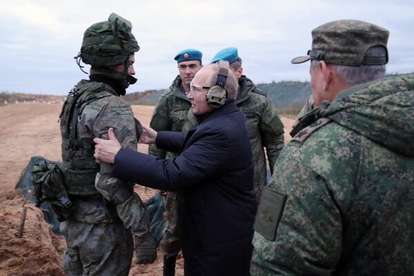 El presidente ruso, Vladímir Putin, visita el campo de entrenamiento militar del Distrito Militar Occidental en la región de Riazán, el 20 de octubre de 2022. El presidente ruso, Vladímir Putin, visita el campo de entrenamiento militar del Distrito Militar Occidental en la región de Riazán, el 20 de octubre de 2022. - Sputnik Mundo