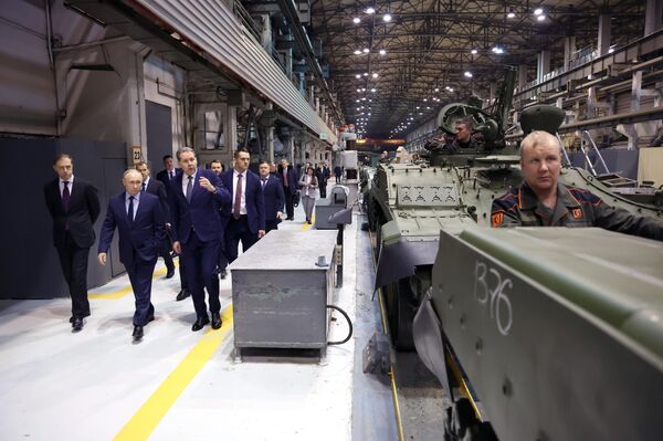 15 de febrero de 2024. El presidente ruso, Vladímir Putin, visita la fábrica Uralvagonzavod en Nizhni Taguil, el 15 de febrero de 2024. 15 de febrero de 2024. El presidente ruso, Vladímir Putin, visita la fábrica Uralvagonzavod en Nizhni Taguil, el 15 de febrero de 2024. - Sputnik Mundo