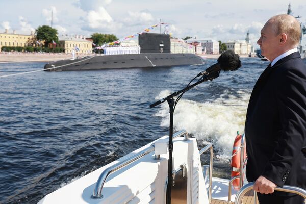 El presidente y comandante supremo en jefe de las Fuerzas Armadas de Rusia, Vladímir Putin, en el principal desfile naval con motivo del Día de la Armada rusa, el 28 de julio de 2024. El presidente y comandante supremo en jefe de las Fuerzas Armadas de Rusia, Vladímir Putin, en el principal desfile naval con motivo del Día de la Armada rusa, el 28 de julio de 2024. - Sputnik Mundo