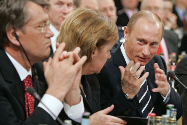 De izquierda a derecha: el presidente ucraniano, Víktor Yúshchenko, la canciller alemana, Angela Merkel, y el presidente ruso, Vladímir Putin, en la 43.ª Conferencia de Múnich, 2007. De izquierda a derecha: el presidente ucraniano, Víktor Yúshchenko, la canciller alemana, Angela Merkel, y el presidente ruso, Vladímir Putin, en la 43.ª Conferencia de Múnich, 2007. - Sputnik Mundo