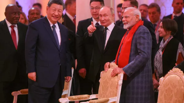 De izquierda a derecha: el presidente chino, Xi Jinping, el presidente ruso, Vladímir Putin, y el primer ministro indio, Narendra Modi, en un concierto antes de una cena informal de los jefes de delegación de los BRICS durante la 16.ª Cumbre de los BRICS en Kazán, Rusia, el 24 de octubre de 2024 - Sputnik Mundo