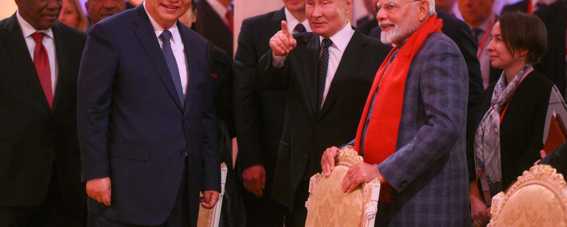 De izquierda a derecha: el presidente chino, Xi Jinping, el presidente ruso, Vladímir Putin, y el primer ministro indio, Narendra Modi, en un concierto antes de una cena informal de los jefes de delegación de los BRICS durante la 16.ª Cumbre de los BRICS en Kazán, Rusia, el 24 de octubre de 2024 - Sputnik Mundo, 1920, 09.05.2025