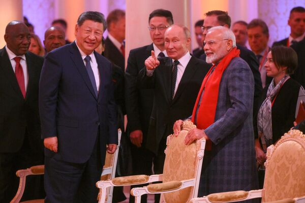 De izquierda a derecha: el presidente chino, Xi Jinping, el presidente ruso, Vladímir Putin, y el primer ministro indio, Narendra Modi, en un concierto antes de una cena informal de los jefes de delegación de los BRICS durante la 16.ª Cumbre de los BRICS en Kazán, Rusia, el 24 de octubre de 2024. De izquierda a derecha: el presidente chino, Xi Jinping, el presidente ruso, Vladímir Putin, y el primer ministro indio, Narendra Modi, en un concierto antes de una cena informal de los jefes de delegación de los BRICS durante la 16.ª Cumbre de los BRICS en Kazán, Rusia, el 24 de octubre de 2024. - Sputnik Mundo