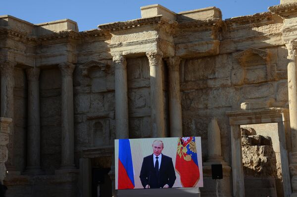 Retransmisión del discurso del presidente ruso, Vladímir Putin, en el anfiteatro romano de Palmira (Siria), liberado de los terroristas del Estado Islámico, 2016. Retransmisión del discurso del presidente ruso, Vladímir Putin, en el anfiteatro romano de Palmira (Siria), liberado de los terroristas del Estado Islámico, 2016. - Sputnik Mundo