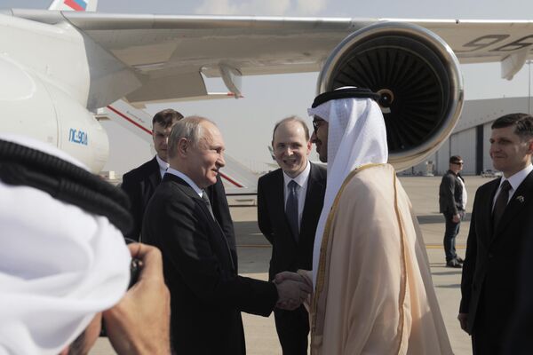 El presidente ruso, Vladímir Putin, durante una reunión en el aeropuerto de Abu Dabi, el 6 de diciembre de 2023. El presidente ruso, Vladímir Putin, durante una reunión en el aeropuerto de Abu Dabi, el 6 de diciembre de 2023. - Sputnik Mundo