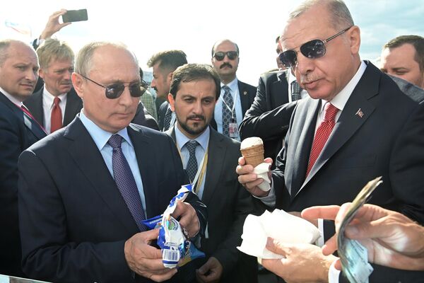 El presidente ruso, Vladímir Putin, y el presidente turco, Recep Tayyip Erdogan, comen helados, el 27 de agosto de 2019. El presidente ruso, Vladímir Putin, y el presidente turco, Recep Tayyip Erdogan, comen helados, el 27 de agosto de 2019. - Sputnik Mundo
