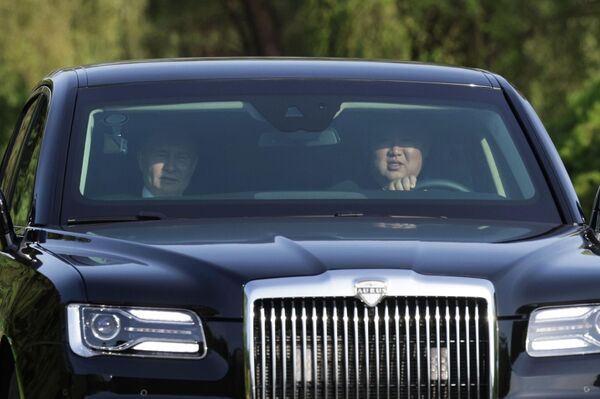 El presidente ruso, Vladímir Putin, y el presidente de Corea del Norte, Kim Jong-un, a la derecha, en un automóvil Aurus en Pionyang, el 19 de junio de 2024. El presidente ruso, Vladímir Putin, y el presidente de Corea del Norte, Kim Jong-un, a la derecha, en un automóvil Aurus en Pionyang, el 19 de junio de 2024. - Sputnik Mundo