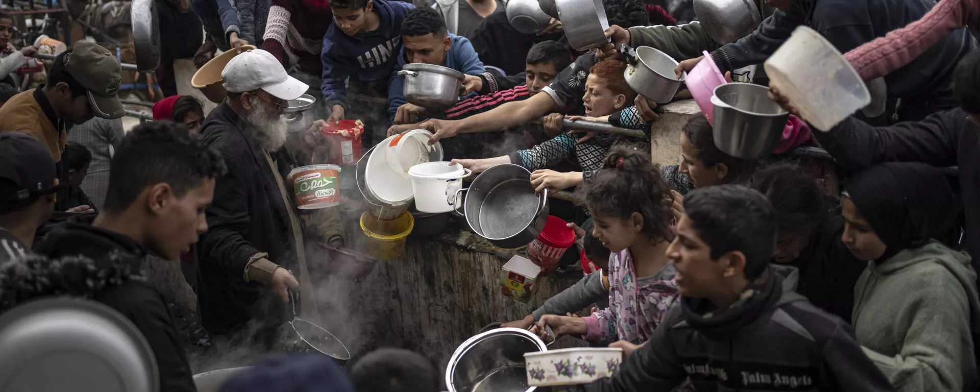 Palestinos acuden a recibir alimentos en Gaza (imagen referencial) - Sputnik Mundo, 1920, 08.05.2025
