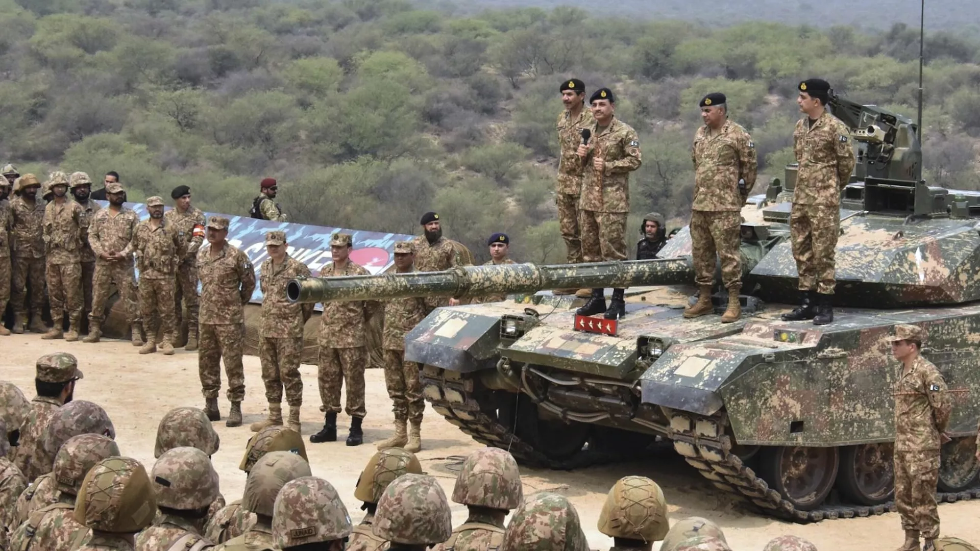 El Jefe del Ejército de Pakistán, Asim Munir, tercero de pie sobre un tanque, pronuncia su discurso en medio de las tensiones con la India.  - Sputnik Mundo, 1920, 07.05.2025