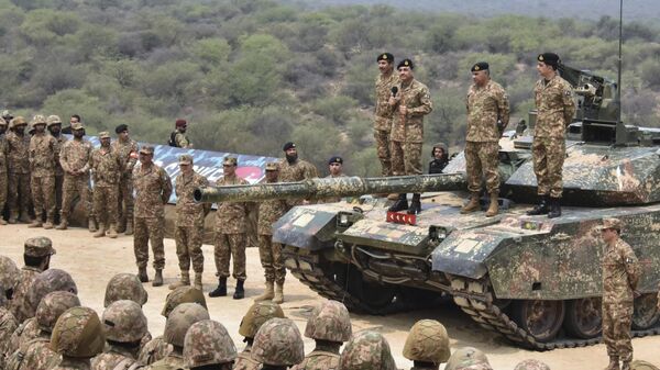 El Jefe del Ejército de Pakistán, Asim Munir, tercero de pie sobre un tanque, pronuncia su discurso en medio de las tensiones con la India.  - Sputnik Mundo