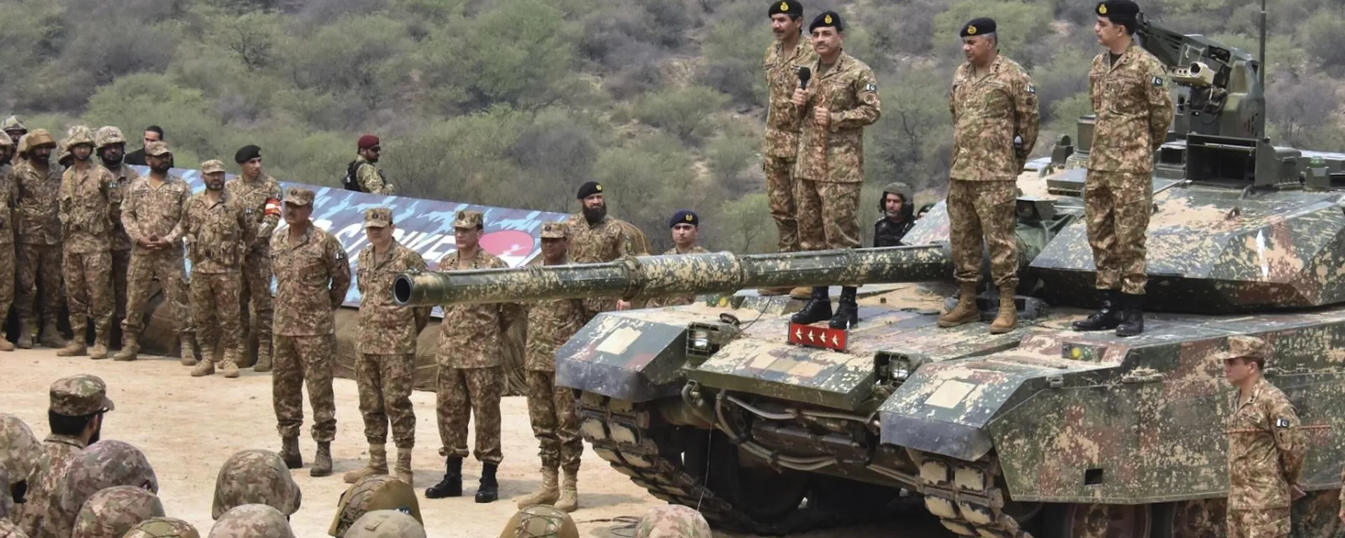 El Jefe del Ejército de Pakistán, Asim Munir, tercero de pie sobre un tanque, pronuncia su discurso en medio de las tensiones con la India.  - Sputnik Mundo, 1920, 07.05.2025