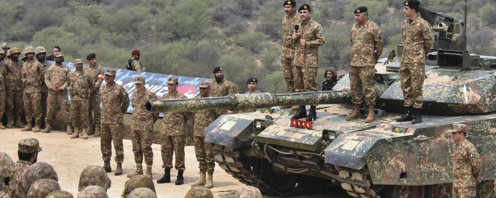 El Jefe del Ejército de Pakistán, Asim Munir, tercero de pie sobre un tanque, pronuncia su discurso en medio de las tensiones con la India.  - Sputnik Mundo, 1920, 07.05.2025