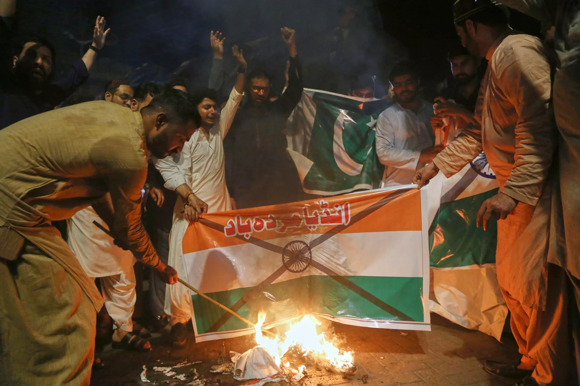Manifestantes queman una bandera india durante una manifestación de condena de los ataques con misiles indios, en Hyderabad, Pakistán, el 7 de mayo de 2025 Manifestantes queman una bandera india durante una manifestación de condena de los ataques con misiles indios, en Hyderabad, Pakistán, el 7 de mayo de 2025 - Sputnik Mundo, 1920, 07.05.2025