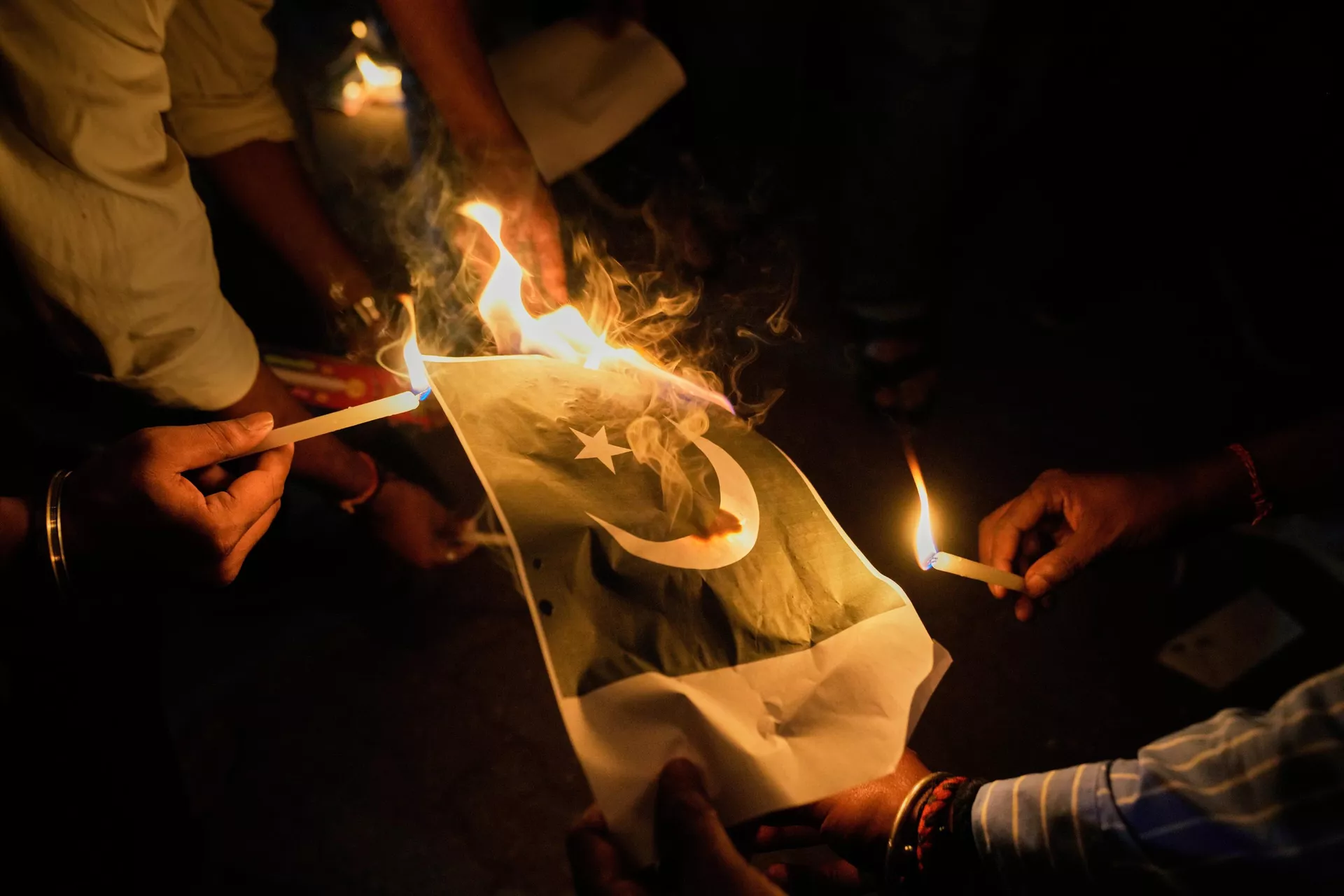 La gente quema banderas de Pakistán durante una protesta contra el asesinato de turistas por militantes cerca de Pahalgam en Cachemira controlada por la India, en Guwahati, India, el 24 de abril de 2025. La gente quema banderas de Pakistán durante una protesta contra el asesinato de turistas por militantes cerca de Pahalgam en Cachemira controlada por la India, en Guwahati, India, el 24 de abril de 2025. - Sputnik Mundo, 1920, 07.05.2025