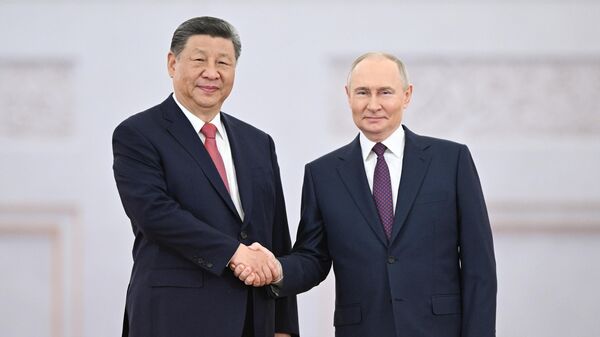 Vladímir Putin, presidente de Rusia, y Xi Jinping, presidente de China, durante una reunión en el Kremlin, el 8 de mayo de 2025 - Sputnik Mundo