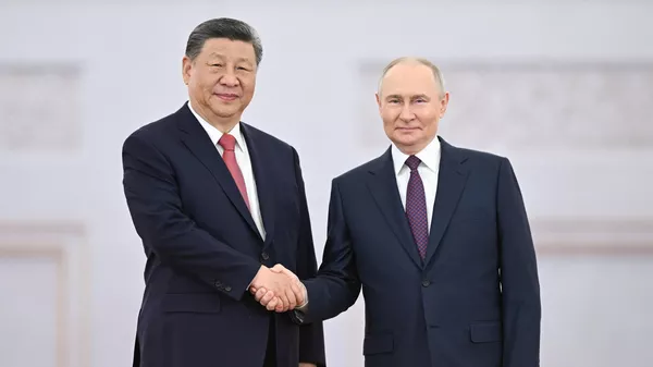 Vladímir Putin, presidente de Rusia, y Xi Jinping, presidente de China, durante una reunión en el Kremlin, el 8 de mayo de 2025 - Sputnik Mundo