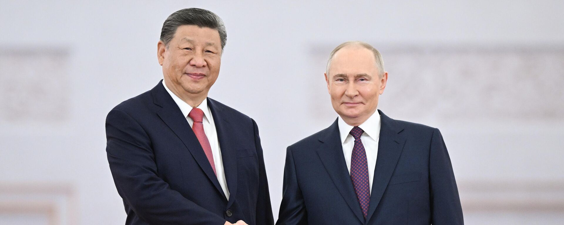 Vladímir Putin, presidente de Rusia, y Xi Jinping, presidente de China, durante una reunión en el Kremlin, el 8 de mayo de 2025 - Sputnik Mundo, 1920, 08.05.2025