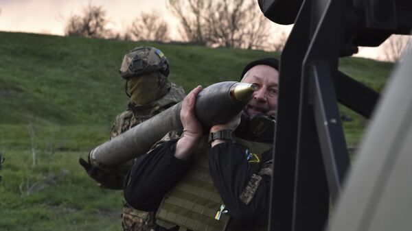 Militares ucranianos se preparan para disparar un sistema lanzacohetes múltiple montado en una camioneta en la región de Zaporozhie, el 8 de abril de 2025 - Sputnik Mundo