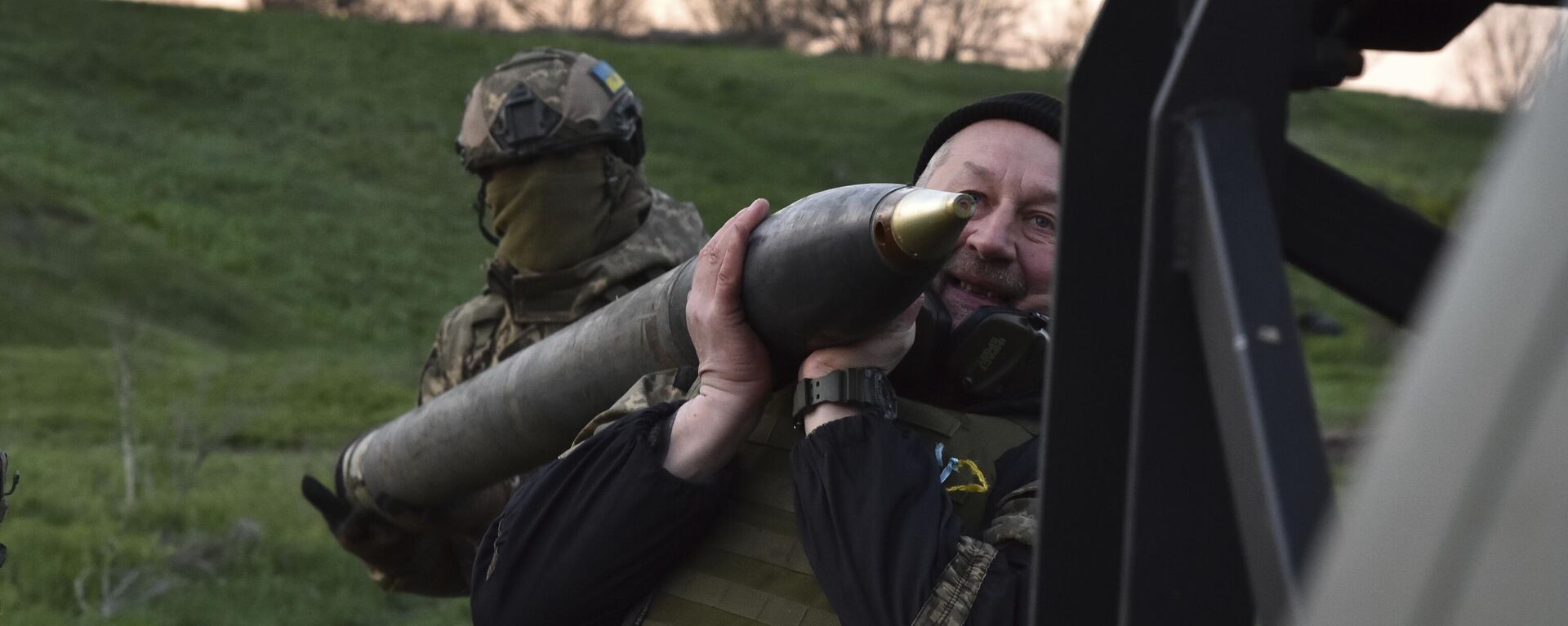 Militares ucranianos se preparan para disparar un sistema lanzacohetes múltiple montado en una camioneta en la región de Zaporozhie, el 8 de abril de 2025 - Sputnik Mundo, 1920, 27.05.2025