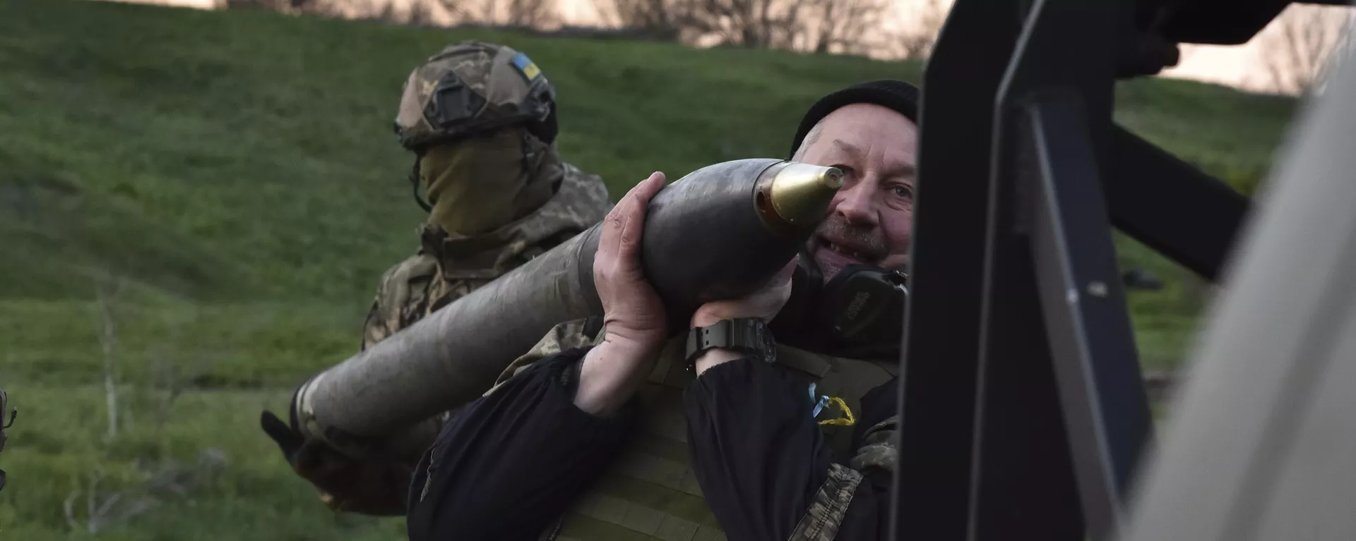Militares ucranianos se preparan para disparar un sistema lanzacohetes múltiple montado en una camioneta en la región de Zaporozhie, el 8 de abril de 2025 - Sputnik Mundo, 1920, 27.05.2025