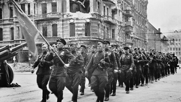 Columna de tropas soviéticas en el Desfile de la Victoria de las Fuerzas Aliadas en la Segunda Guerra Mundial, el 7 de septiembre de 1945 en Berlín, capital de la Alemania nazi derrotada - Sputnik Mundo