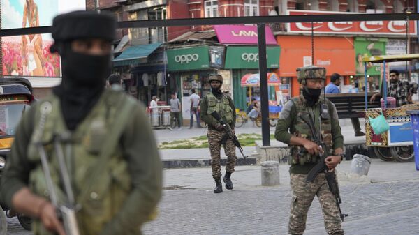 Soldados indios vigilan en un mercado de Srinagar, en la Cachemira controlada por la India, el 6 de mayo de 2025 - Sputnik Mundo