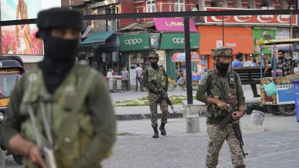 Soldados indios vigilan en un mercado de Srinagar, en la Cachemira controlada por la India, el 6 de mayo de 2025 - Sputnik Mundo