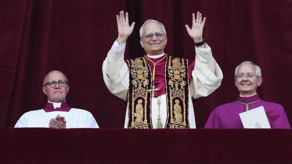 El papa León XIV en su primera aparición pública. - Sputnik Mundo