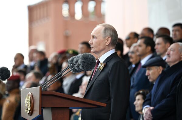 El presidente ruso, Vladímir Putin, observando el desfile de la Victoria. Desde la tribuna, el jefe de Estado felicitó a los rusos, a los participantes y a los altos invitados extranjeros por el 80.° aniversario de la Victoria en la Gran Guerra Patria. El presidente ruso, Vladímir Putin, observando el desfile de la Victoria. Desde la tribuna, el jefe de Estado felicitó a los rusos, a los participantes y a los altos invitados extranjeros por el 80.° aniversario de la Victoria en la Gran Guerra Patria. - Sputnik Mundo
