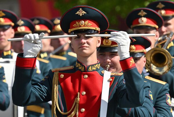 En total, en el desfile participan más de 11.500 militares del Ministerio de Defensa de Rusia y otros organismos de seguridad.En la foto: soldados del 154.º Regimiento Separado Comandante Preobrazhenski en la Plaza Roja de Moscú durante el desfile militar. En total, en el desfile participan más de 11.500 militares del Ministerio de Defensa de Rusia y otros organismos de seguridad.En la foto: soldados del 154.º Regimiento Separado Comandante Preobrazhenski en la Plaza Roja de Moscú durante el desfile militar. - Sputnik Mundo