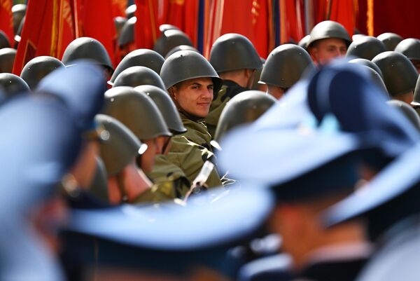 Más de 1.500 militares de las formaciones del desfile participan en la operación militar especial, según informó el del Ministerio de Defensa de Rusia en un comunicado. Más de 1.500 militares de las formaciones del desfile participan en la operación militar especial, según informó el del Ministerio de Defensa de Rusia en un comunicado. - Sputnik Mundo