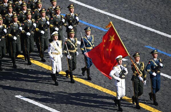 En el desfile no solo participaron soldados rusos, sino también unidades militares de varios países, por ejemplo, de Azerbaiyán, Bielorrusia, China, Kazajistán, Serbia, Tayikistán y Vietnam.En la foto: Un batallón de guardia de honor del Ejército Popular de Liberación de China. En el desfile no solo participaron soldados rusos, sino también unidades militares de varios países, por ejemplo, de Azerbaiyán, Bielorrusia, China, Kazajistán, Serbia, Tayikistán y Vietnam.En la foto: Un batallón de guardia de honor del Ejército Popular de Liberación de China. - Sputnik Mundo