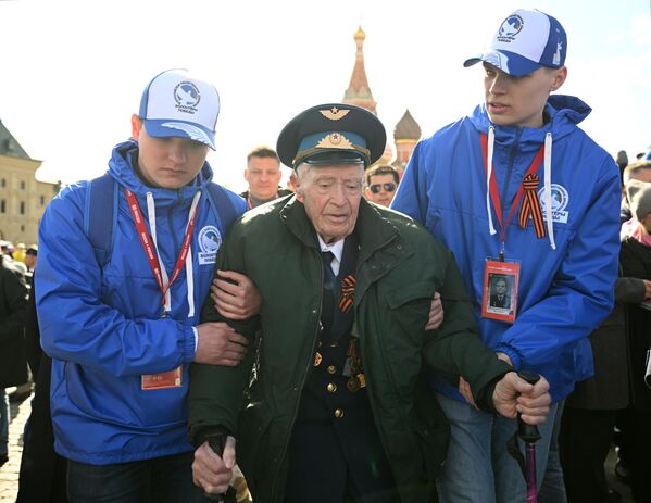 Un veterano de la Gran Guerra Patria llegando a la tribuna en la Plaza Roja de Moscú antes del desfile militar. Un veterano de la Gran Guerra Patria llegando a la tribuna en la Plaza Roja de Moscú antes del desfile militar. - Sputnik Mundo