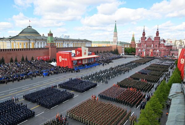 Así se vio la Plaza Roja de Moscú unos minutos antes del inicio del desfile de la Victoria. Así se vio la Plaza Roja de Moscú unos minutos antes del inicio del desfile de la Victoria. - Sputnik Mundo