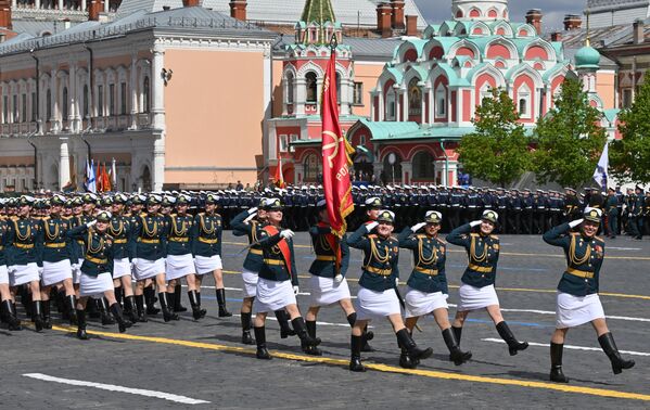 En el desfile también participó personal militar femenino. La unidad estuvo comandada por la teniente coronel María Mitiáshina. En el desfile también participó personal militar femenino. La unidad estuvo comandada por la teniente coronel María Mitiáshina. - Sputnik Mundo