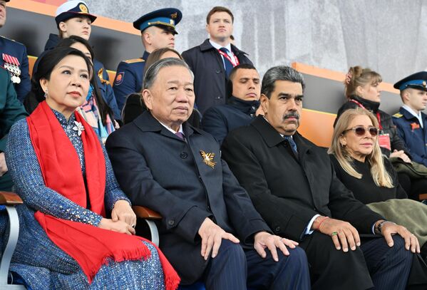 To Lam, secretario general del Partido Comunista de Vietnam, junto a su esposa Ngo Phuong Li y Nicolás Maduro, presidente venezolano, acompañado por su esposa, Cilia Flores, en el desfile militar en la Plaza Roja de Moscú To Lam, secretario general del Partido Comunista de Vietnam, junto a su esposa Ngo Phuong Li y Nicolás Maduro, presidente venezolano, acompañado por su esposa, Cilia Flores, en el desfile militar en la Plaza Roja de Moscú - Sputnik Mundo
