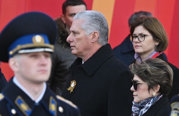 Junto con el presidente ruso, Vladímir Putin, 29 jefes de Estado extranjeros asistieron al desfile.En la foto: el presidente cubano, Miguel Díaz-Canel, llegando a la tribuna en la Plaza Roja. Junto con el presidente ruso, Vladímir Putin, 29 jefes de Estado extranjeros asistieron al desfile.En la foto: el presidente cubano, Miguel Díaz-Canel, llegando a la tribuna en la Plaza Roja. - Sputnik Mundo