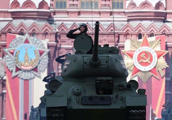El legendario T-34 encabezó la columna mecanizada en la Plaza Roja. El legendario T-34 encabezó la columna mecanizada en la Plaza Roja. - Sputnik Mundo