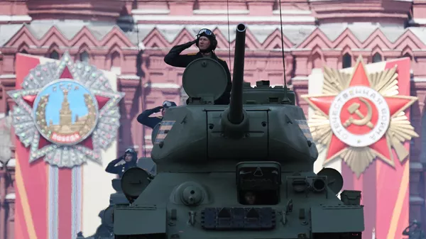 El legendario T-34 encabezó la columna mecanizada en la Plaza Roja. En total, 183 unidades de equipo militar participaron en el desfile. - Sputnik Mundo